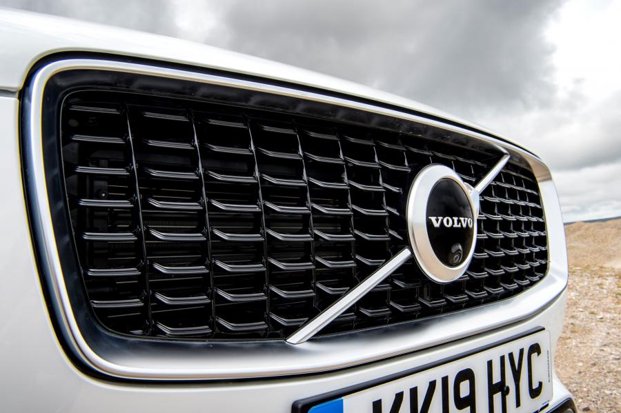 Логотип Volvo XC90 T8 Twin Engine R-Design 2019 года  (UK) (фото 10 из 40)